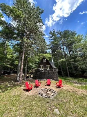 Adirondack Cozy Chalet Private & 3 Minutes to Whiteface Mountain. Pet Friendly. Whiteface Mountain Ski Resort附近的飯店