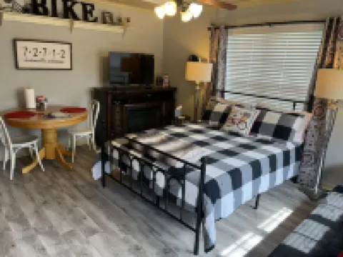 Cozy, cute studio! Safe and quiet neighborhood, Comfy bed; Near downtown!