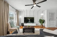 Cozy Home one block from The Creek Golf Club