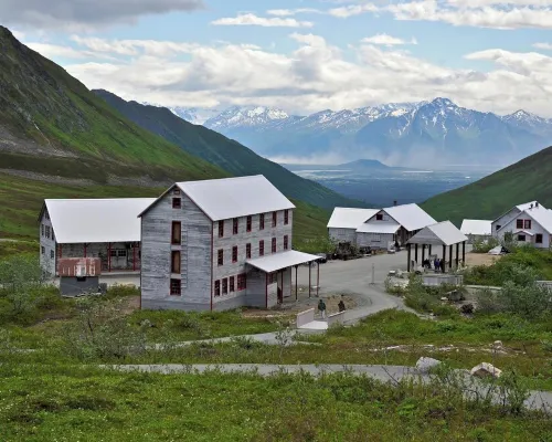 Brand-new Alaskan custom home awaits you in the heart of Hatcher Pass! Hotels in Fishhook