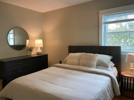 Beautiful 2 BR home, quiet, minutes from downtown