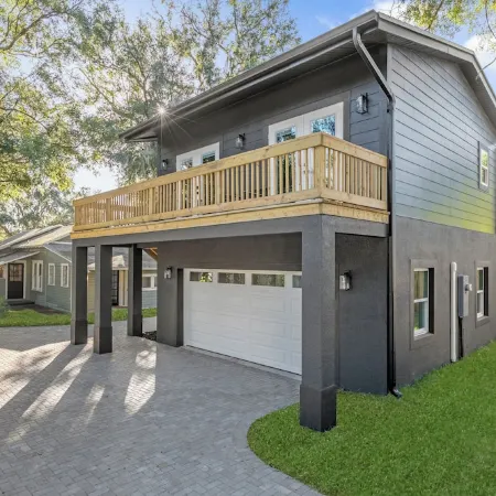 Den on Daniels - Modern Private Home with Balcony in Downtown Orlando Отели рядом с достопримечательностью «Парк Лейк-Эола»