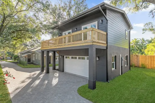 Den on Daniels - Modern Elegance, Private Balcony Steps from Downtown Orlando