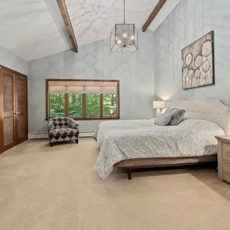 Shuttle to Village/lifts5 miles to base! Cozy Chalet!