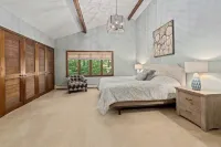 Shuttle to Village/lifts5 miles to base! Cozy Chalet!