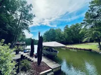 Cozy open studio cabin with a relaxing vibe on serene Lake Harding. Hotels in Harris County