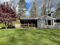 Downtown Brevard Hideaway Steps from Main St Restaurants-Dog Friendly, Fenced