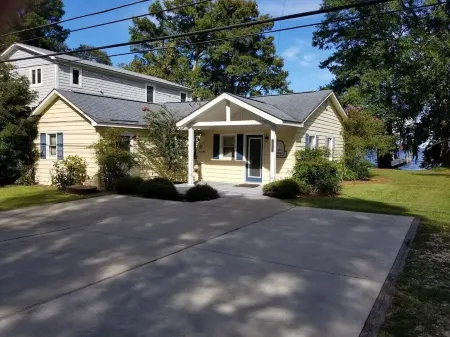 Pappy's Pool Lake: A Lakeside House with Pier, Private Boat Ramp, Screened porch