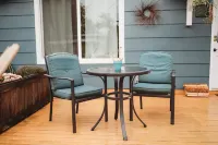 Strait Blue Cottage, pet-friendly, walk downtown, private fenced yard!