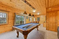 Cozy Log Cabin in Hocking Hills! Hot Tub! Pool Table! Pet Friendly!
