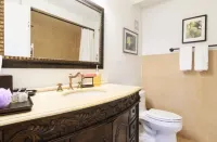 Classy Comfortable Condo - Close to everything