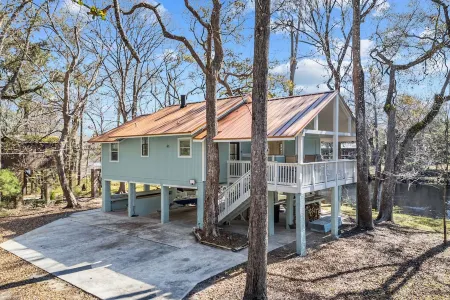 Santa Fe River Front, Luxury Retreat near Ginnie Springs and Ichetucknee