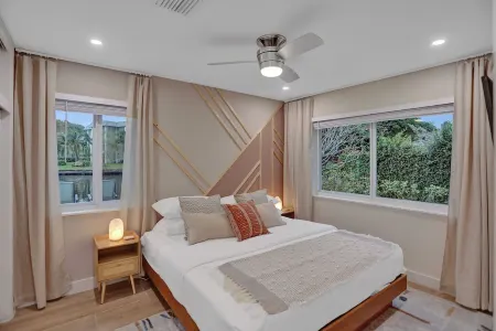 Walk to Wilton Dr | Waterfront Отели в г. Уилтон Манорс