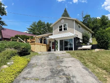 Remodeled Family Cottage with Lake Views Close to Wineries, Hiking & Tons More Отели в г. Баррингтон