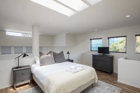 Designer Loft with parking 5min to the beach ! Отели рядом с достопримечательностью «Аббот Кинни Бульвар»