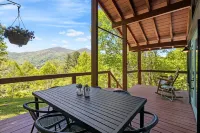 Charming cabin with  hot tub  & breathtaking views.