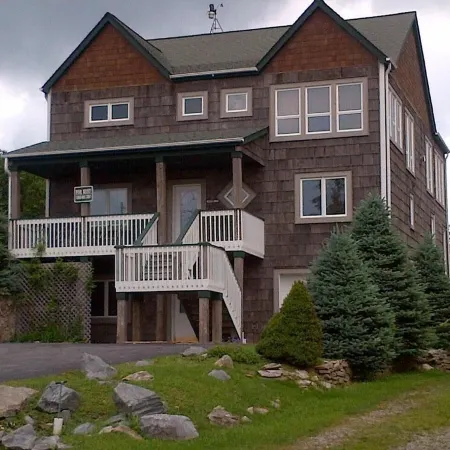 6 Bdrm 5 Bath Sleeps 14 Ski in and Ski out Slopeside!