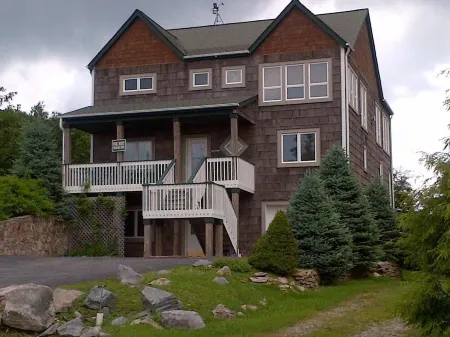 6 Bdrm 5 Bath Sleeps 14 Ski in and Ski out Slopeside!