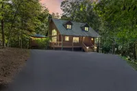 Cozy Cabin Near Helen + Hot Tub + Fire Pit + Game Room + More - con encanto