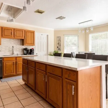 2 Bedroom- Whole House for 2 or More Guests Min. Отели рядом с достопримечательностью «Водный Мир Техаса»