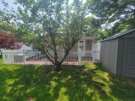 Private 1 bedroom apt in a quiet neighborhood, close to all! Отели рядом с достопримечательностью «Поквотт Бич Фронт»