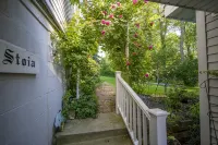 Private Home: Lightkeeper's Refuge steps to beach, marina and boat slip