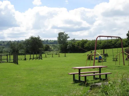 Well Equipped, Comfortable, Modern Semi Detached Cottage With Countryside Views Отели рядом с достопримечательностью «Brown Edge Village Hall»