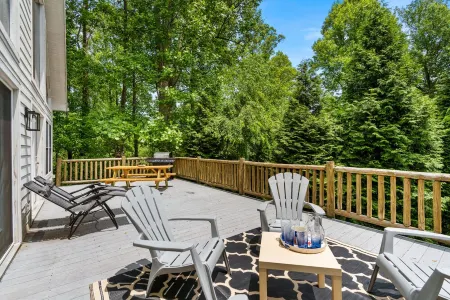 Spacious A-Frame Cabin w/ Air Hockey, Fire Pit, Huge Deck Отели в г. Фэрвью