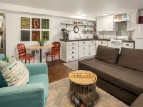 Private 5 Star One Bedroom Bungalow near the Airport/Ocean and 15 min to Seattle Hotels in Burien