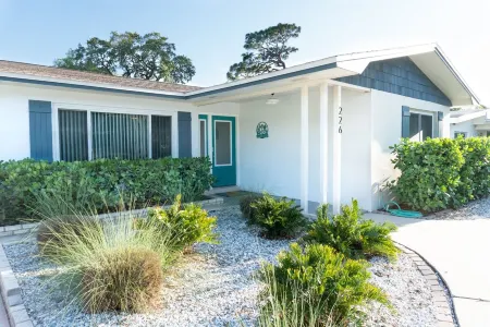 Coral Cottage pool/gas firepit a 2 bedr 2 bath sleeps 6