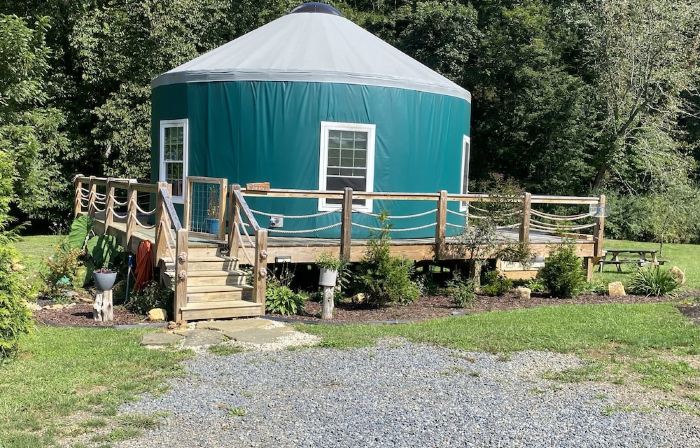 Magical Riverside Yurt, hot tub & the BRPW, pet friendly near Floyd, Va