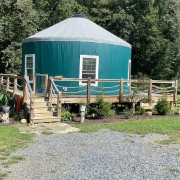 Magical Riverside Yurt, hot tub & the BRPW, pet friendly near Floyd, Va