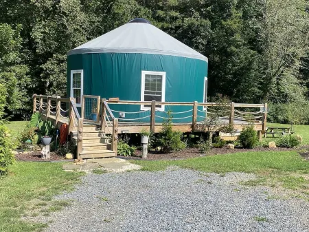Magical Riverside Yurt, hot tub & the BRPW, pet friendly near Floyd, Va