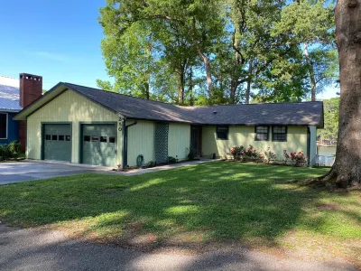 Fantastic get away house on lake Hotel dekat Trail Between the Lakes: Trailhead # 2 - Yellowpine