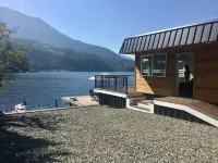 Dreamlike Lakefront Cabin on Lake Sutherland - 샬레 호텔