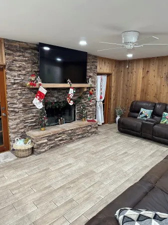 Lake Valrico Camelot Court with Heated Pool and access to 134 acre private lake Отели в г. Брандон