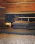 The Log House, Montana. Handmade & luxurious cabin. 10 min from Main St.