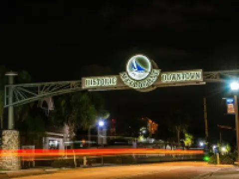 Beautiful downtown Melbourne Beach renovated apartment one block from the beach! 墨爾本海灘酒店