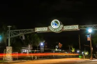 Beautiful downtown Melbourne Beach renovated apartment one block from the beach!
