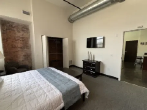 Toledo Tranquility: Luxe 2-Bed Retreat - Your Perfect Stay Awaits! ADA compliant