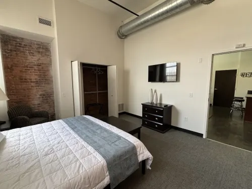 Toledo Tranquility: Luxe 2-Bed Retreat - Your Perfect Stay Awaits! ADA compliant