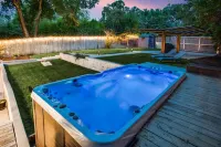 Architectural gem with treetop view & SwimSpa 6min to Bishop Arts, 15 to Downtow