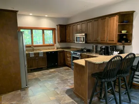 Spacious 3-Bedroom Chalet, Just Minutes from Jay Peak Ski Resort Отели рядом с достопримечательностью «Джей Пик Резорт»