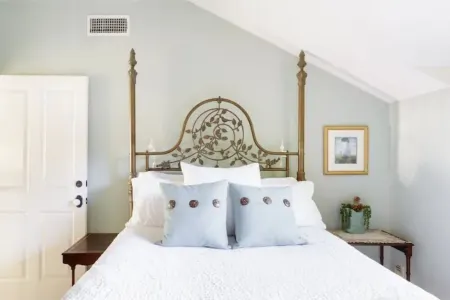 Keep Cool in the Poolside Shade at a Charming Encino House Отели рядом с достопримечательностью «Национальный исторический парк Лос Энсинос»