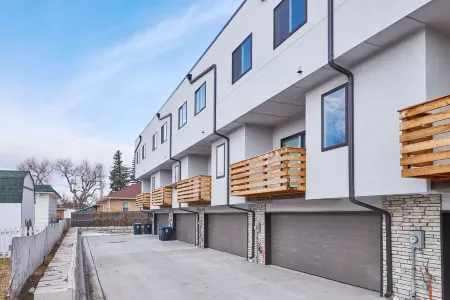 Upscale Downtown Townhome!