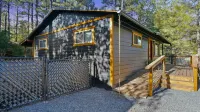 Retro Cabin, 2 Porches, Fireplace, Dog Friendly Fenced Yard