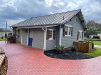 Recently updated Park Street Cottage with garage in Downtown Greeneville, TN. Hotels near Niswonger Performing Arts Center