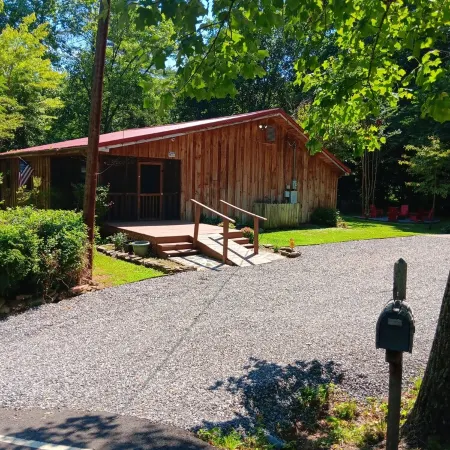 "JUST RIGHT" Spring Sale! Relaxing Mtn Getaway. Hot Tub, Fire Pit, Grill, Games