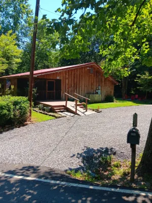 "JUST RIGHT" Spring Sale! Relaxing Mtn Getaway. Hot Tub, Fire Pit, Grill, Games