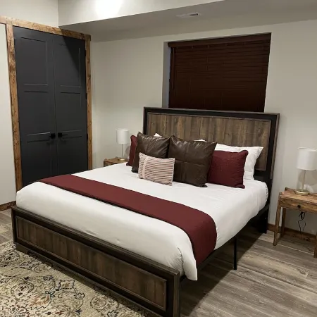 Stunning Luxury Executive Style Cabin 7 BR 4.5 BA Hi Speed Wi-Fi